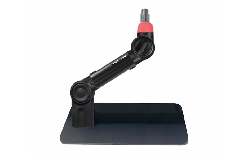Soporte de mesa Biquad con brazo negro y collar de acento rojo