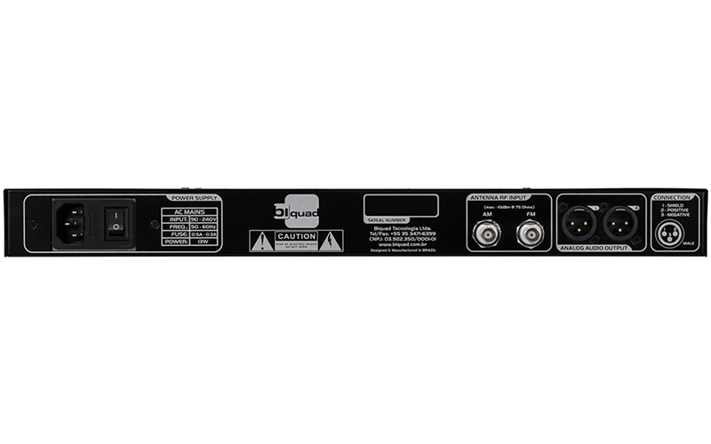 Vista trasera del receptor de radio Biquad Tuner M1 AM\/FM mostrando las entradas de antena RF y las salidas de audio XLR balanceadas